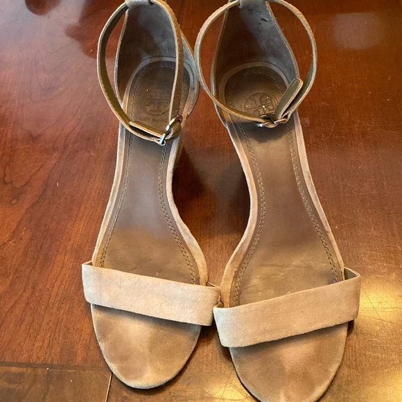 Tory Burch size 7.5 wedge sandal - Picture 1 of 5